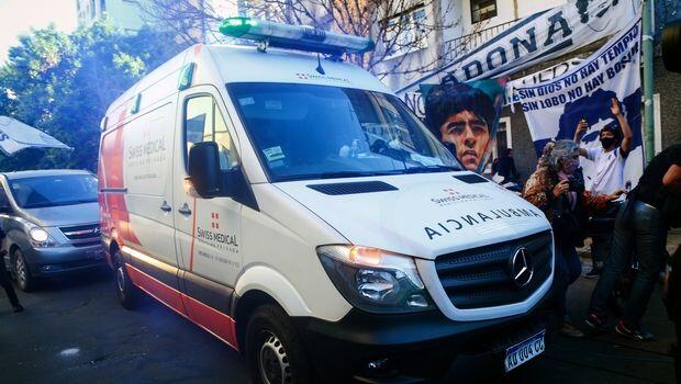 Οπαδοί του Μαραντόνα έξω απ' το νοσοκομείο thumb