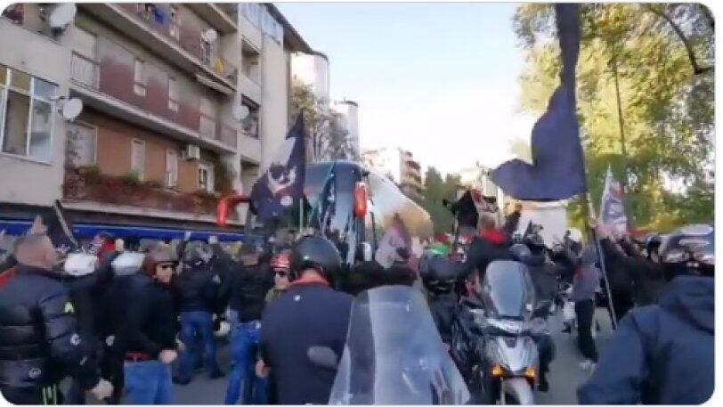 Χωρίς καμία προφύλαξη για κορονοϊό αποθεώνουν τους παίκτες οι οπαδοί της Μίλαν (vid) thumb