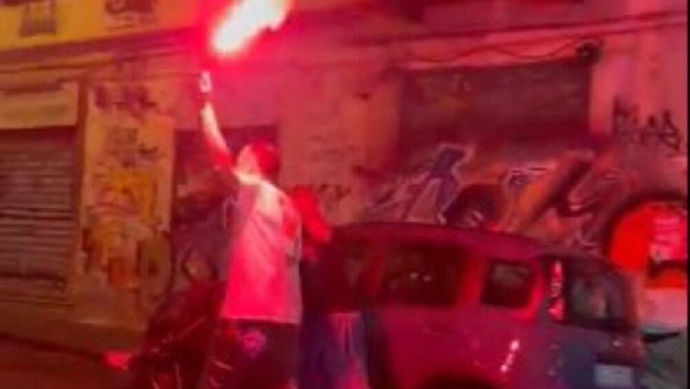 Γονείς - οπαδοί της Νάπολι έβγαλαν βόλτα το μωρό τους με... καπνογόνο (vid) thumb