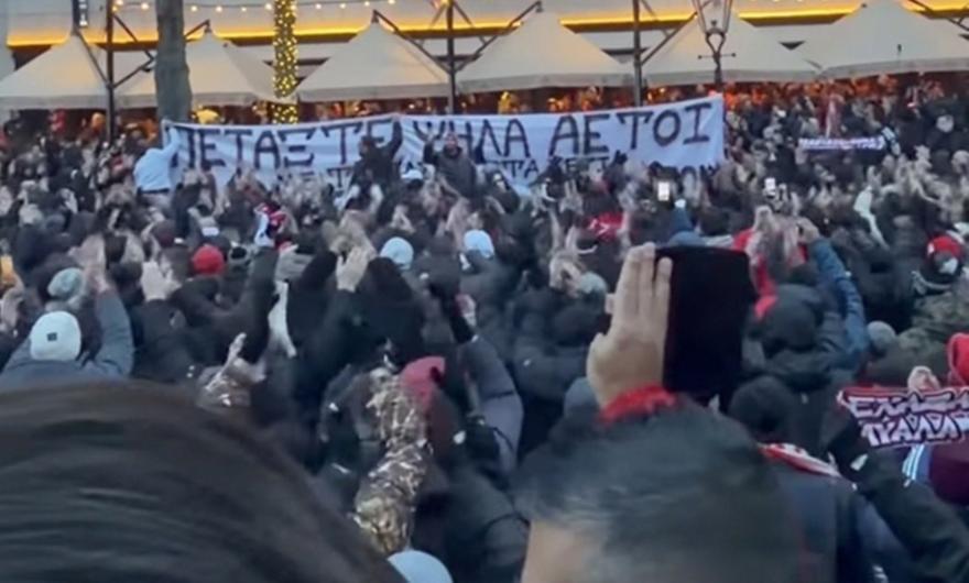«Πετάξτε ψηλά αετοί»: Το πανό των οπαδών του Ολυμπιακού για το δυστύχημα με τους φίλους του ΠΑΟΚ! thumb