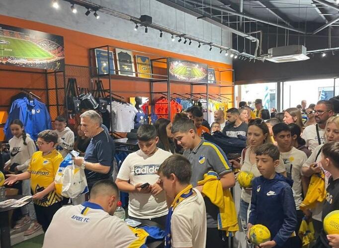 Κοσμοσυρροή στο Orange Shop thumb