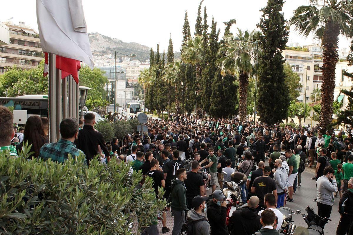 Παναθηναϊκός: Αποθέωση από χιλιάδες οπαδούς έξω από το ξενοδοχείο thumb