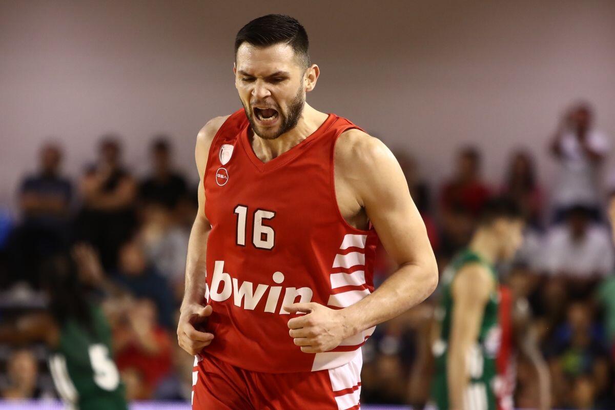 Κόκκινη η πρώτη κούπα της σεζόν με περίπατο επί των πρασίνων στον τελικό του Super Cup thumb