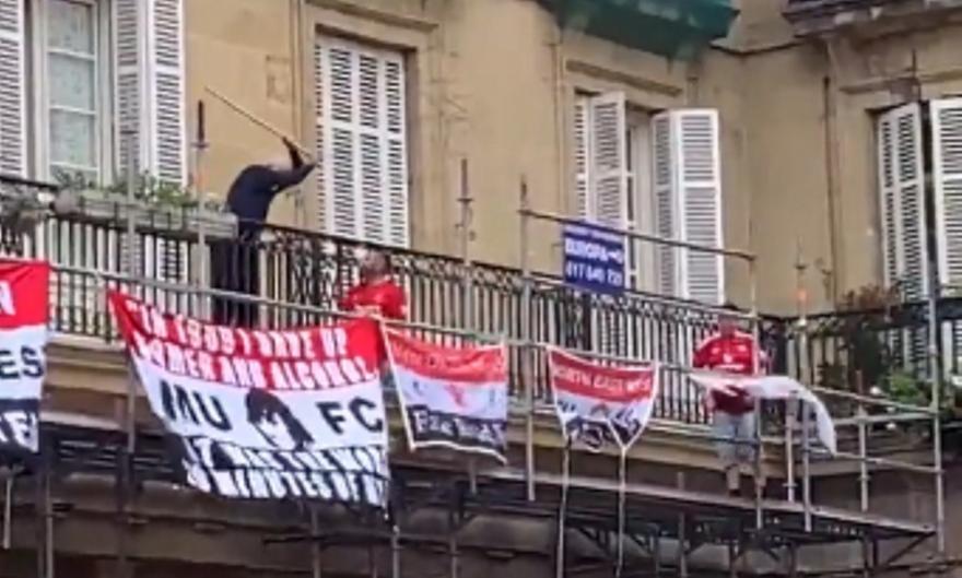 Βάσκος παππούς σήκωσε τη μαγκούρα του σε οπαδούς της Γιουνάιτεντ, γιατί...  thumb