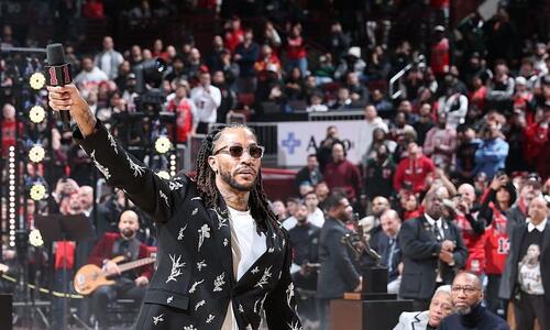 Στον ουρανό του United Center των Μπουλς η φανέλα του Ρόουζ (vid) thumb