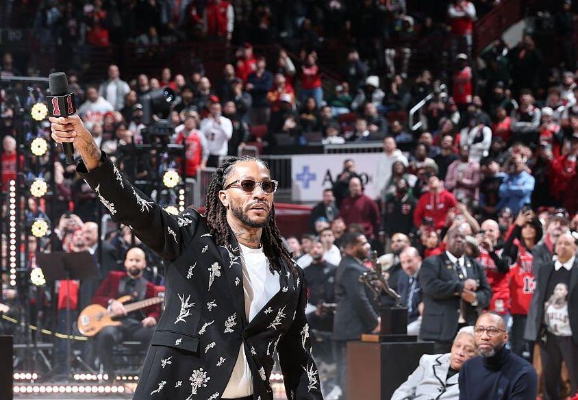 Στον ουρανό του United Center των Μπουλς η φανέλα του Ρόουζ (vid) thumb