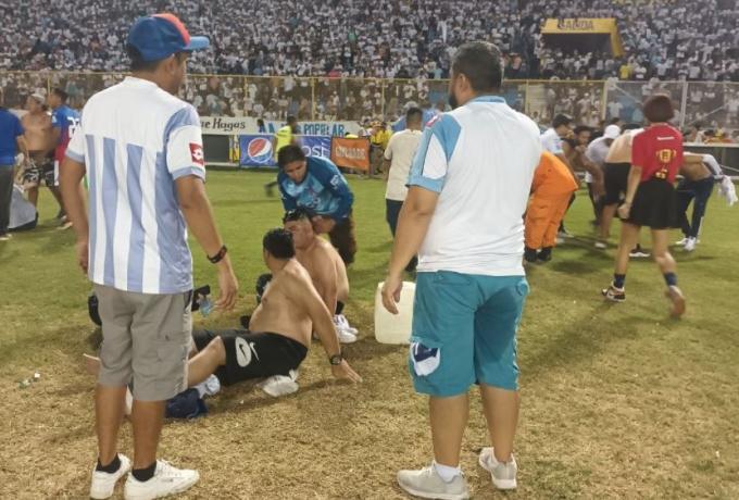 Σοκάρουν οι μαρτυρίες της τραγωδίας στο γήπεδο του Ελ Σαλβαδόρ thumb