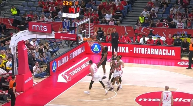 Το εμφατικό κάρφωμα του ΜακΚίσικ στο Top-10 της EuroLeague thumb
