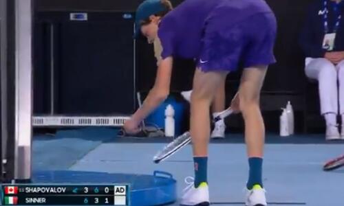 Australian Open: Ο Σίνερ μεταφέρει μια κατσαρίδα εκτός κορτ (video) thumb