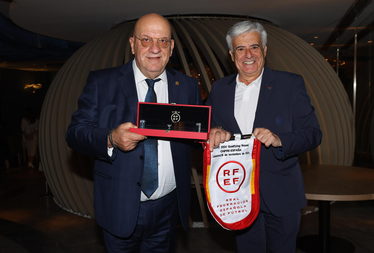 Φανέλα της Ισπανίας με το όνομα του ο Κούμας (ΦΩΤΟ) thumb