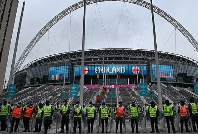 Αυξάνονται οι stewards στον τελικό μετά τους «τζαμπατζήδες» του ημιτελικού thumb