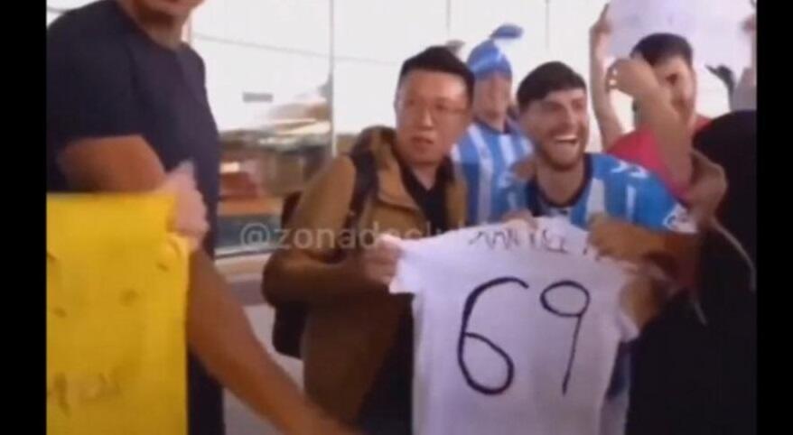 Αποθέωσαν έναν... τουρίστα ως μεταγραφή, για διαμαρτυρία στη διοίκηση! thumb