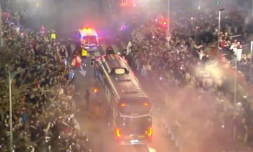 Ιστορικές στιγμές με χιλιάδες οπαδούς στην παρέλαση της Αλμπαθέτε για την πρόκριση επί της Ρεάλ! thumb