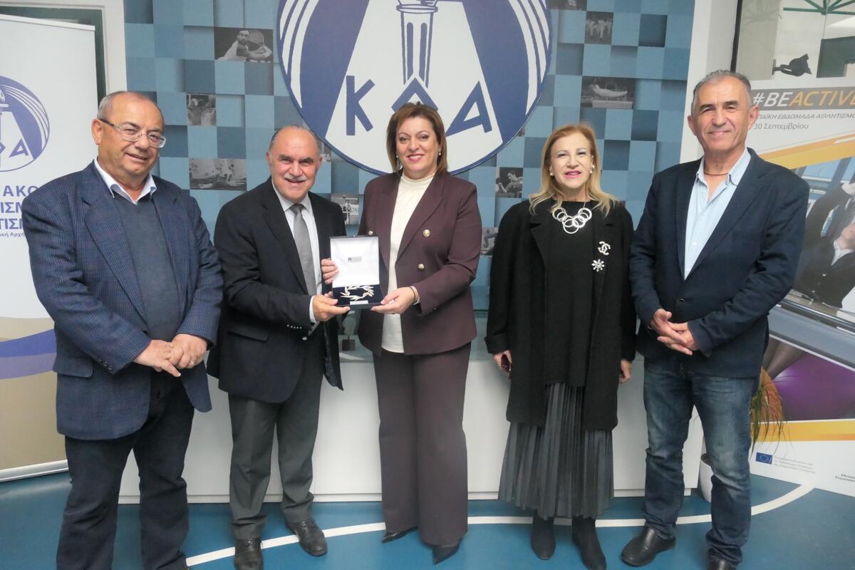 Αναμνηστικό δώρο ΚΟΑ προς την ΥΠΑΝ για την αγαστή συνεργασία thumb