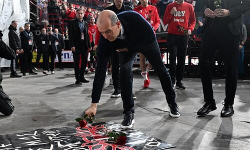 Ολυμπιακός και Χάκετ άφησαν λουλούδια στη μνήμη των θυμάτων της Θύρας 7 thumb