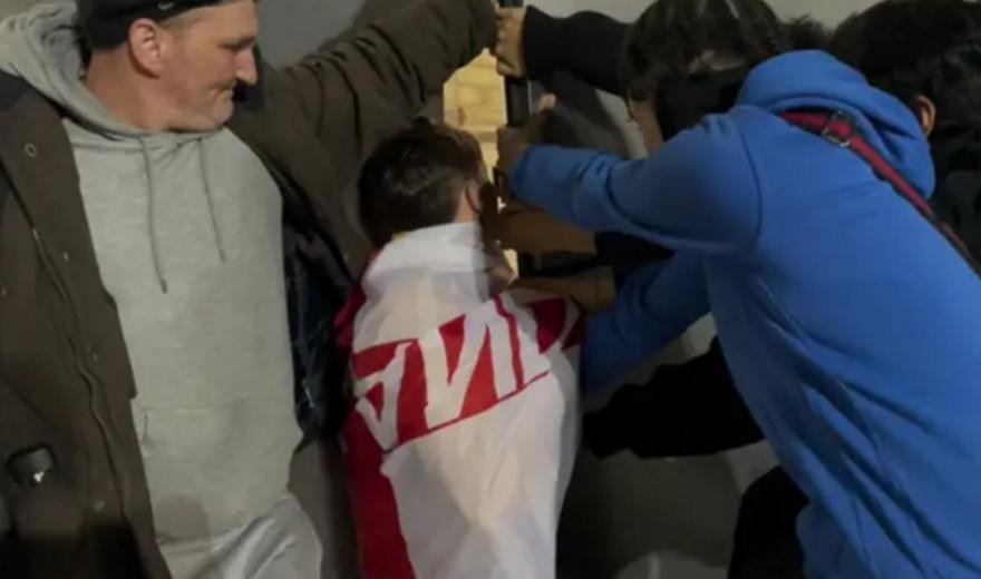 Τύπος παρουσίασε σε βίντεο πώς μπήκε χωρίς εισιτήριο στο «Γουέμπλεϊ» thumb