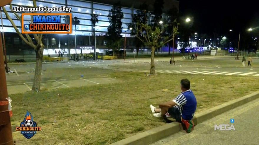 Οπαδός της Μπιλμπάο έξω από το γήπεδο με φανέλα της Σοσιεδάδ για χάρη της γυναίκας και της κόρης του! thumb