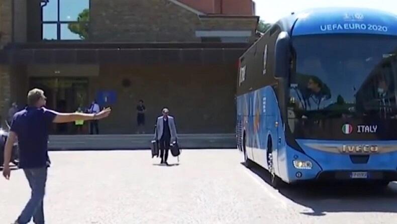 Το πούλμαν της εθνικής Ιταλίας έφυγε για το ξενοδοχείο ξεχνώντας τον... thumb