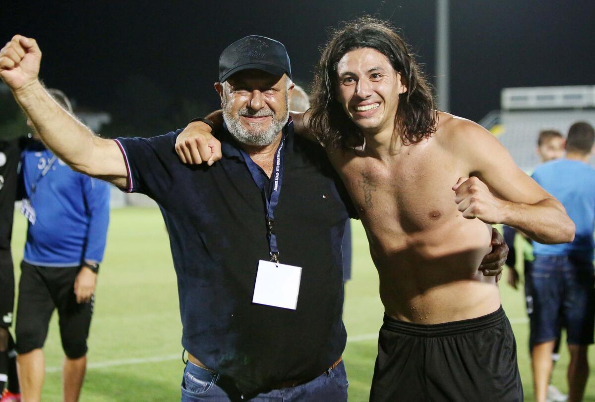 Υπόκλιση... Κίκη Φιλίππου στον Ηλία Χαραλάμπους thumb