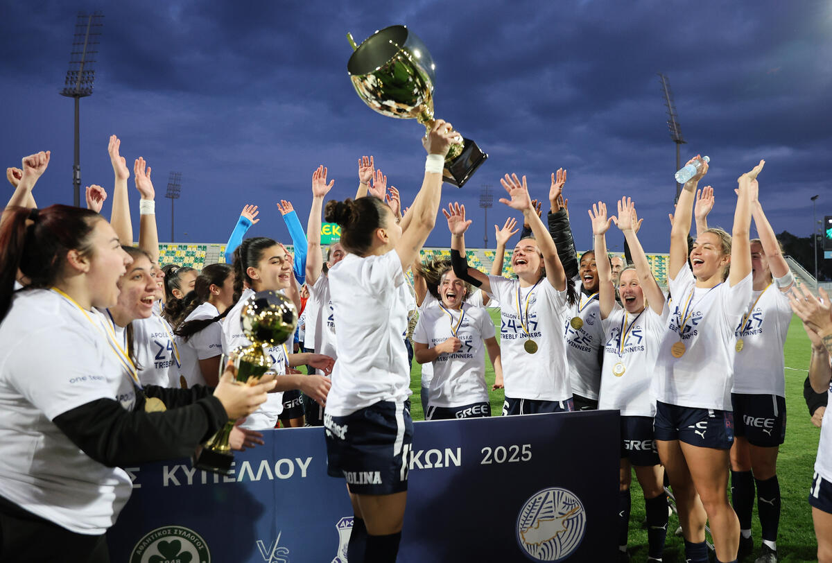 Ο Πρόεδρος της FIFA συγχαίρει τις Apollon Ladies thumb