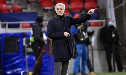 Εξαλλος ο Μουρίνιο με τους παίκτες για τον αποκλεισμό thumb