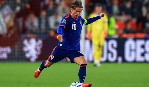 Ο Μόντριτς ανέβηκε στο βάθρο και...κυνηγάει τον Μέσι image