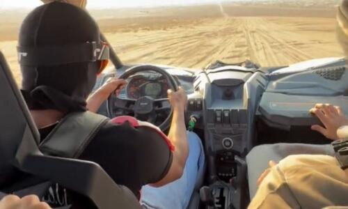 Ο Γιαμάλ έκανε Dune Buggy στην έρημο στο Ντουμπάι thumb