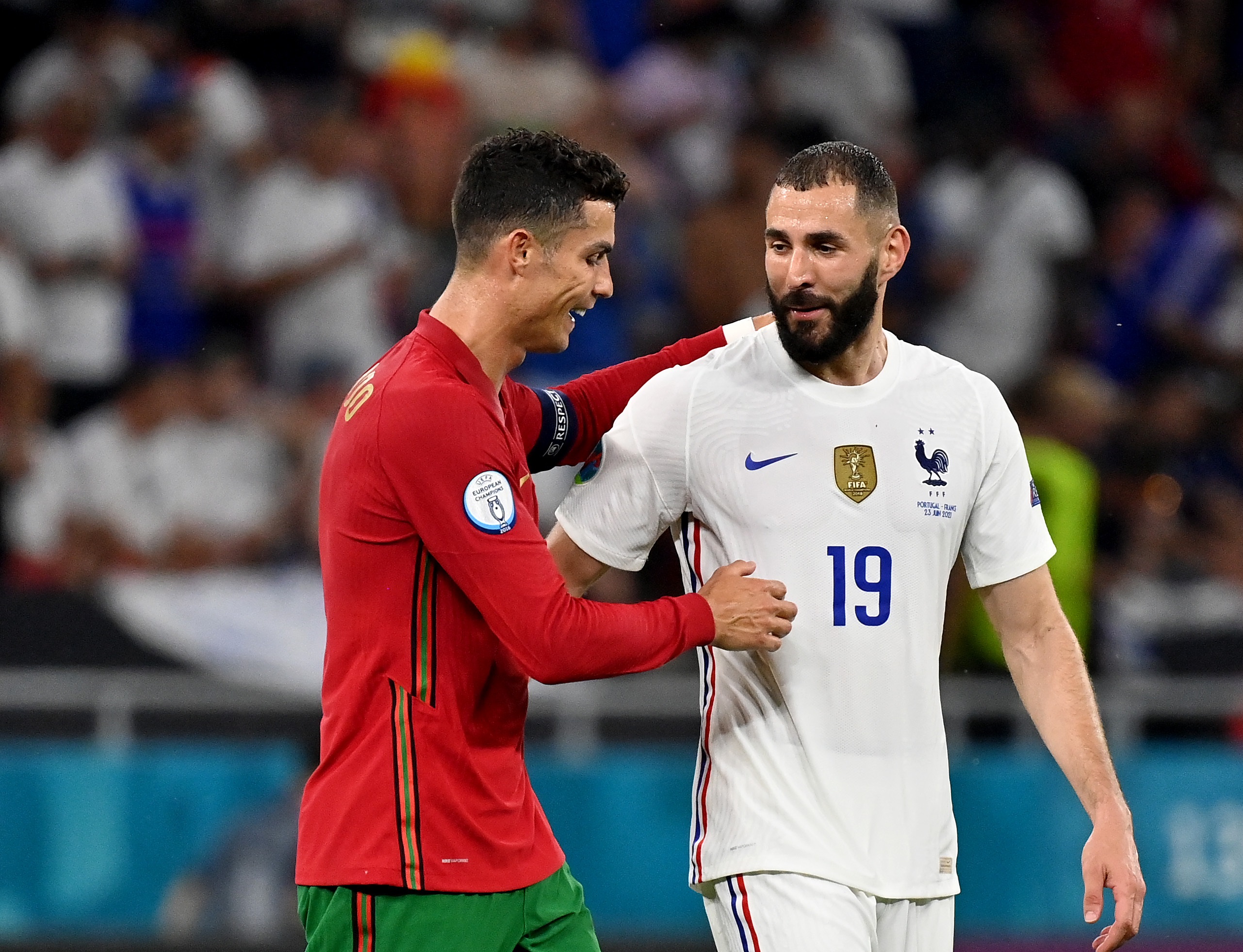Αντάλλαξαν φανέλα CR7 και Μπενζεμά thumb