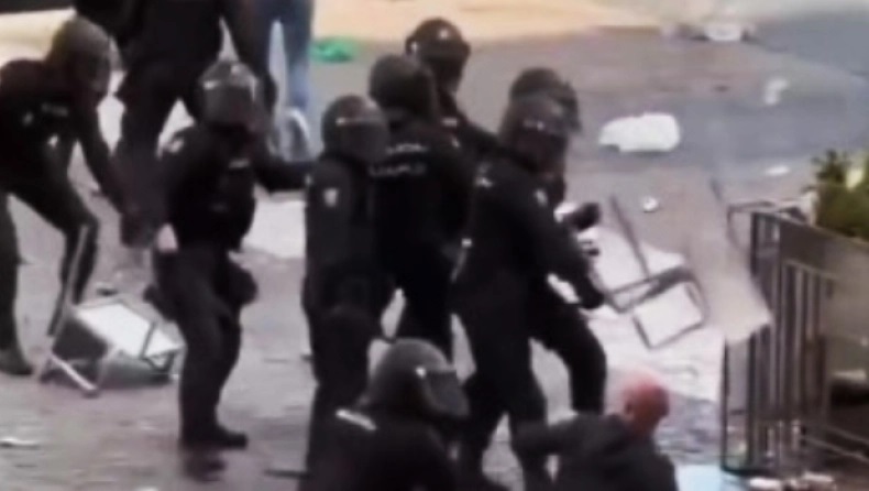 Ατλέτικο - Μπριζ: Τα επεισόδια οπαδών - αστυνομίας πριν το παιχνίδι (vid) thumb