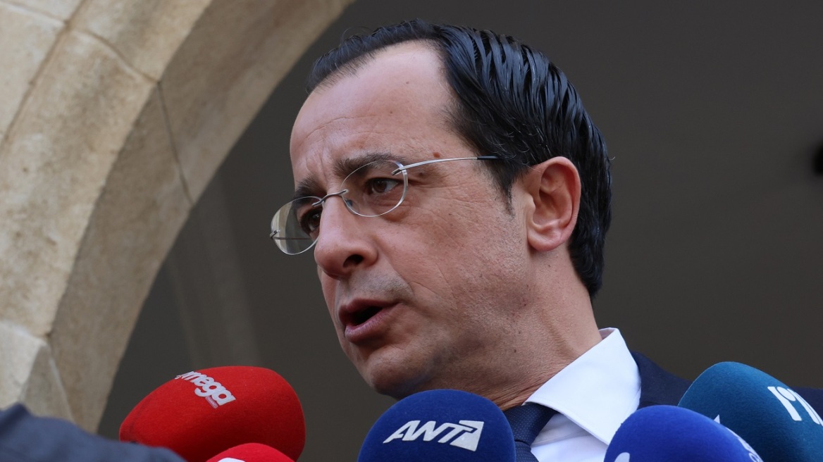 Νεότερα από τη σύσκεψη: Αναμένει ενημέρωση ο ΠτΔ thumb