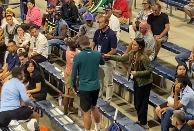 Επίθεση θεατή στον Τροΐτσκι: «Εδώ είναι Νέα Υόρκη, δεν είναι η γαμ***νη Σερβία» thumb