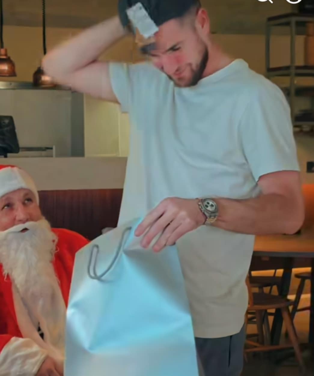 Η βασιλόπιττα ήθελε και secret Santa (Βίντεο) thumb