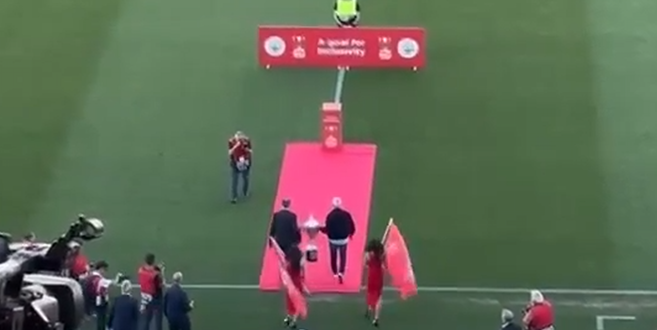 Το τρόπαιο στο γήπεδο από παλαίμαχους! (ΒΙΝΤΕΟ ST) thumb
