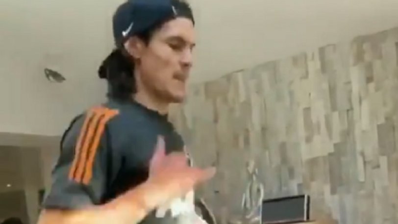 Καβάνι: Γυμνάζεται απομονωμένος με τη φανέλα της Γιουνάιτεντ (vid) thumb
