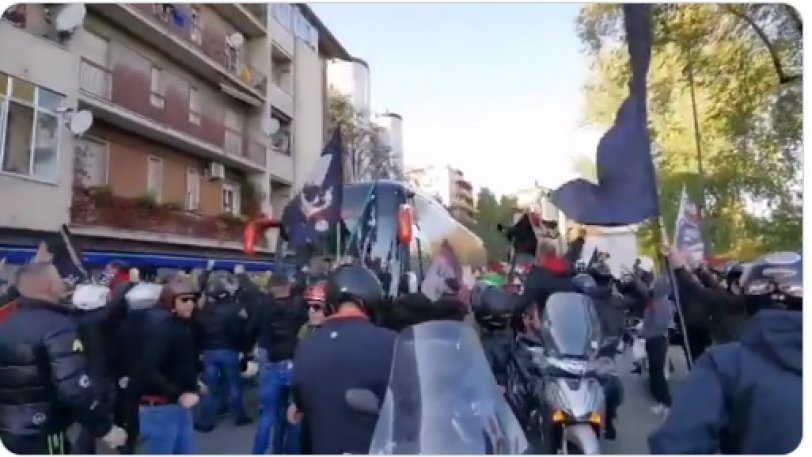 Χωρίς καμία προφύλαξη για κορονοϊό αποθεώνουν τους παίκτες οι οπαδοί της Μίλαν (vid) thumb