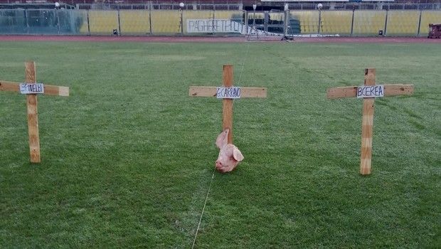 Λιβόρνο: Έβαλαν τρεις σταυρούς και ένα κεφάλι γουρουνιού στο γήπεδο thumb