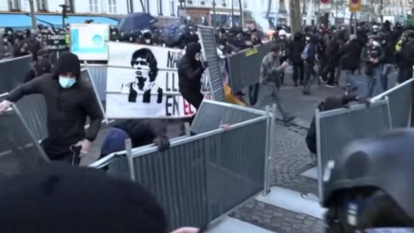 Μαραντόνα: Ο Ντιέγκο γίνεται σύμβολο και των διαδηλωτών στο Παρίσι! (vid) thumb