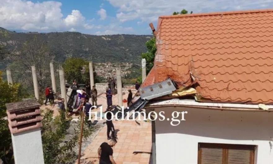 Φωτογραφίες: Αγωνιστικό αυτοκίνητο «προσγειώθηκε» σε αυλή σπιτιού  thumb