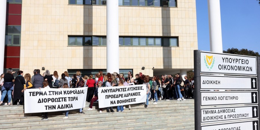 Στους δρόμους και έξω από το Προεδρικό οι χαμηλόμισθοι του Δημοσίου thumb