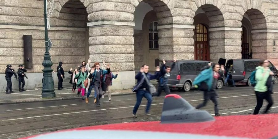 Πυροβολισμοί στην Πράγα - Νεκροί και τραυματίες  thumb