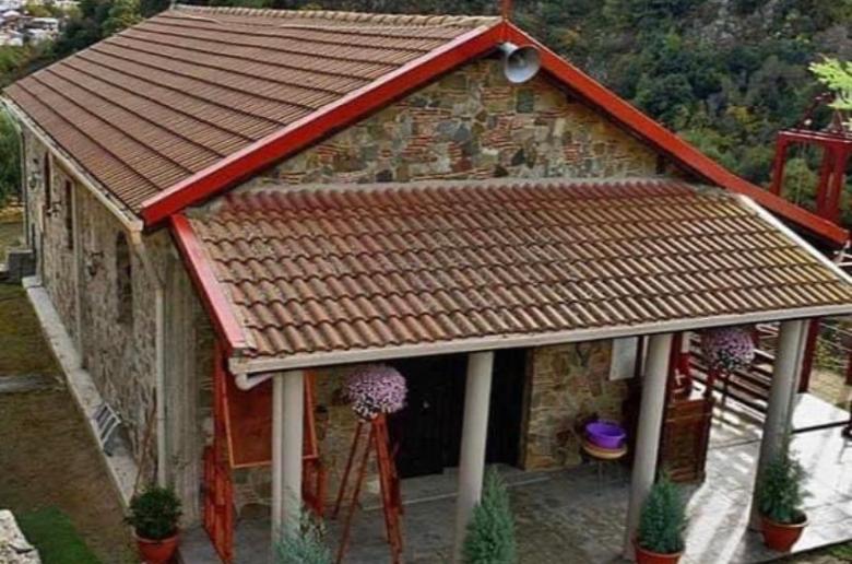 Μονή Αββακούμ: Η στιγμή που μοναχοί βάζουν μύρο στον σταυρό (βίντεο) thumb