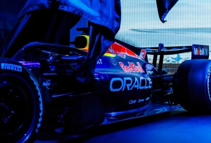 «Πόλεμος» πριν την εκκίνηση: Mercedes και Red Bull στο στόχαστρο για «παραθυράκι» στους κινητήρες thumb