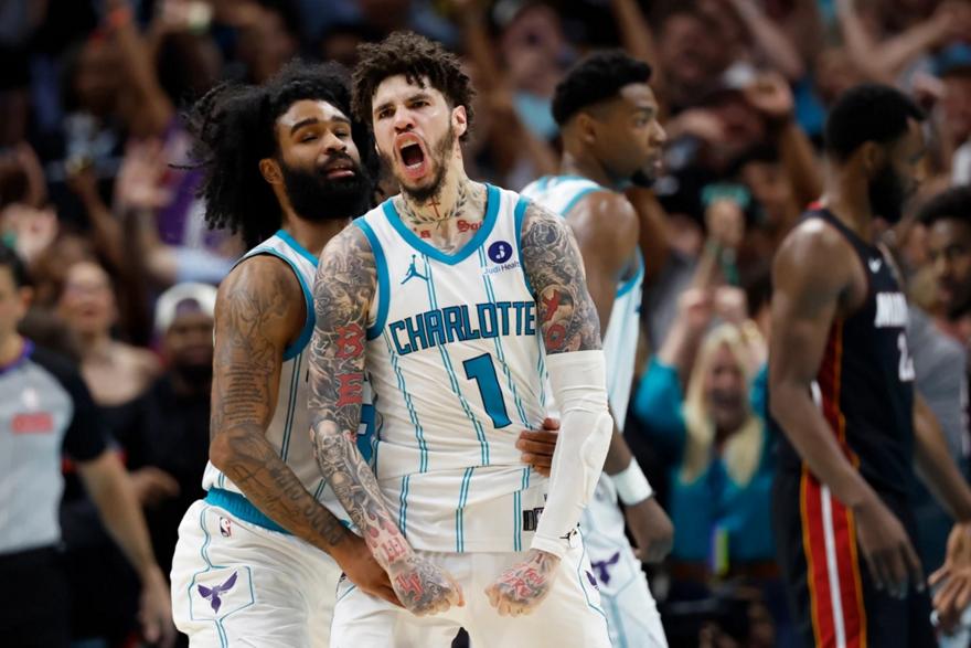 NBA: Οι Χόρνετς απέκλεισαν τους Χιτ με επικό φινάλε στην παράταση thumb