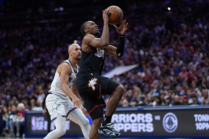 NBA: Ο Μάξι πήρε από το χέρι τους Σίξερς – Πρόκριση στα playoffs με νίκη επί των Μάτζικ thumb
