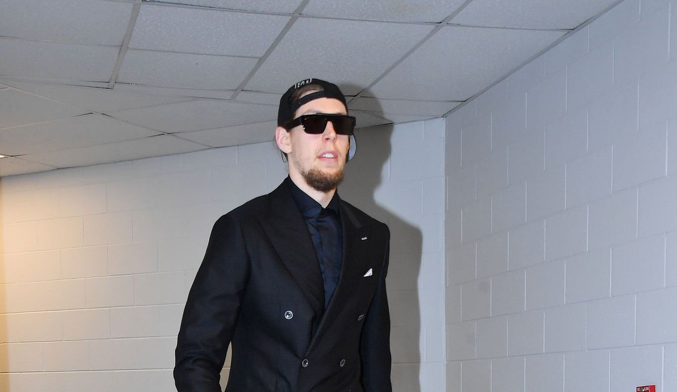 NBA: Ο Ολίνικ έντυσε τους Σπερς «Men in Black» για την επιστροφή τους στα playoffs thumb