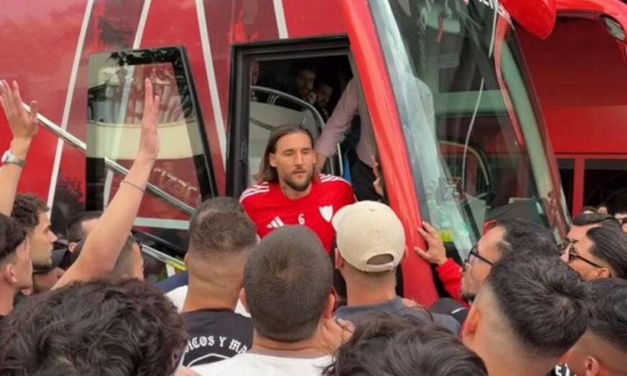 «Αδύνατον να υποβιβαστούμε»: Αντιδράσεις οπαδών της Σεβίλλης - Κατέβηκε από το πούλμαν ο αρχηγός! thumb