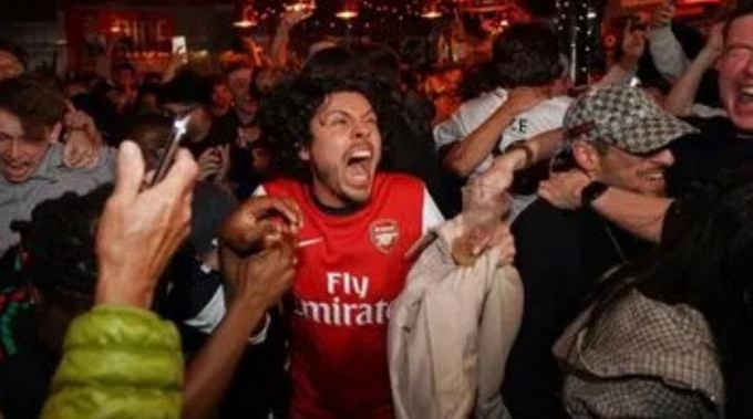 Χαμός στο Λονδίνο: Τρελό πάρτι έξω από το Emirates (vid) thumb