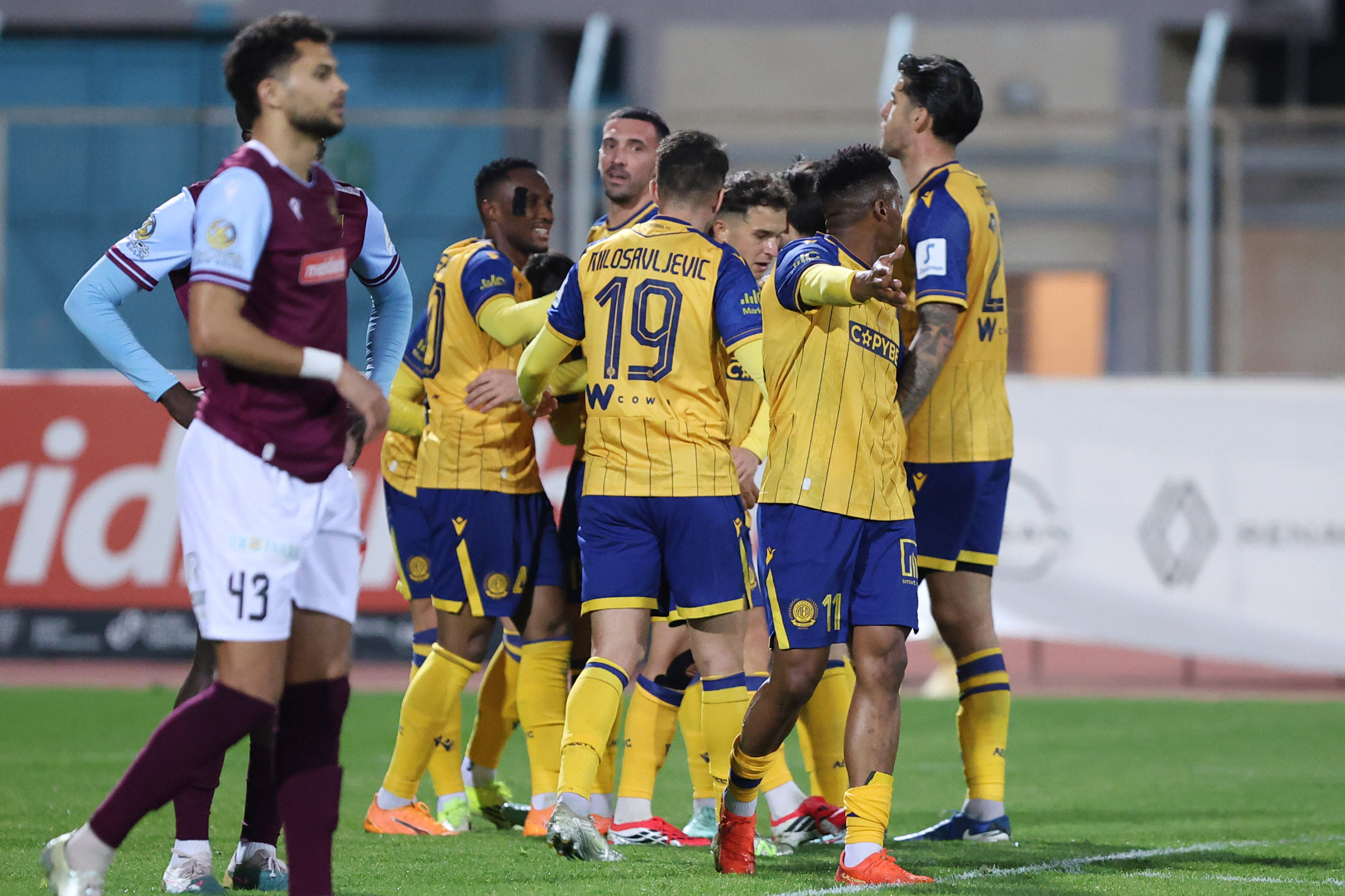 ΕΝΠ - ΑΕΛ 0-2: Επαγγελματικό τρίποντο και στο -3 από την πρώτη εξάδα thumb