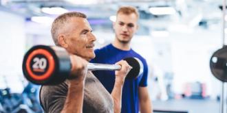 Βάρη ή λάστιχα για workout μετά τα 60; Ένας ειδικός απαντά 
