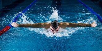 Μάθε γιατί το κολύμπι είναι ιδανική μορφή άσκησης ειδικά αν έχει άγχος
